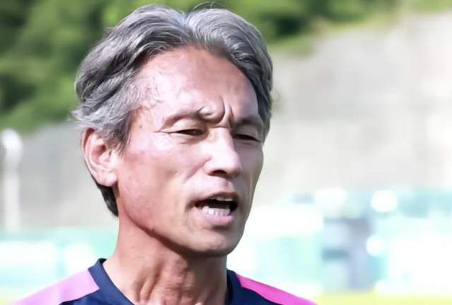 顾秋怡也急忙说道：爸，你就让我跟妈也一起去吧。